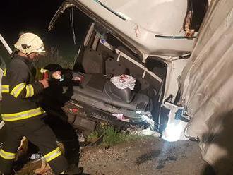 Desivé FOTO z nehody pri Košiciach: Po náraze skončil kamión v priekope, vodičovi išlo o život