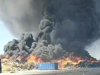 FOTO ako z katastrofického filmu: V obci Zohor horí výrobná hala aj skládka odpadu