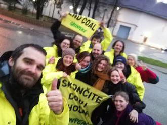 Verdikt v prípade aktivistov Greenpeace, ktorí vyliezli na ťažobnú vežu v Novákoch: Nevinní!
