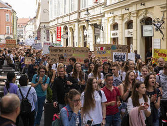 VIDEO Osud planéty im nie je ľahostajný: Bratislava na nohách, študenti vyšli do ulíc
