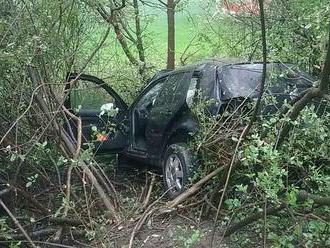 FOTO Vážna dopravná nehoda pri Prečíne: Auto vyletelo medzi stromy, hasiči v pohotovosti