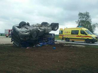 Vážna dopravná nehoda pri Trnave: FOTO Prevrátený kamión sa stal väzením pre jeho vodiča