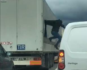 Vodiči v Prešove sa nestačili čudovať! VIDEO Z kamiónu stojaceho v zápche začali vyskakovať utečenci