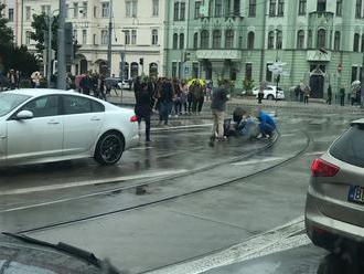 Dráma pred univerzitou v Bratislave: VIDEO Mladá žena riskovala, vrazili do nej dve autá
