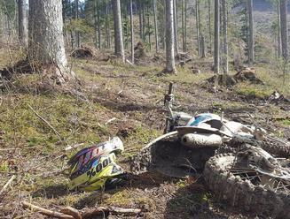FOTO Poliaka na motorke zadržali policajti: Vozil sa po lese s tretím stupňom ochrany