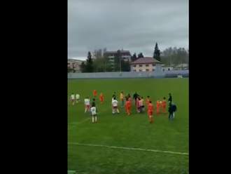 VIDEO Škandalózny detský futbal v Medzilaborciach: Vyhrážky smrťou aj odporné nadávky