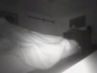 Otec mal už dlhšie pocit, že sa v jeho spálni deje niečo záhadné: VIDEO malo odhaliť desivú pravdu