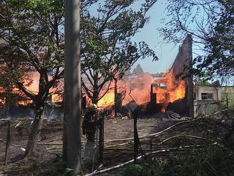 Video: Horí ubytovňa na Mlynských Luhoch, zasahujú desiatky hasičov