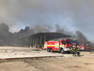 Foto: Na Záhorí horí v priemyselnom areáli, mohutný požiar hasí viac ako 100 hasičov  