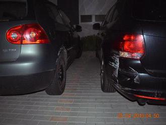Foto: Tínedžer bez vodičák nafúkal, opitý šofér Volkswagenu narazil pri parkovaní