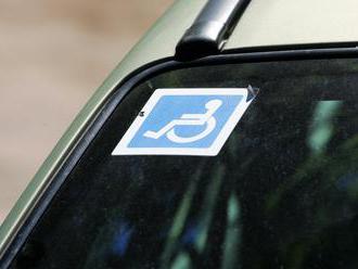 Vodiči parkujú na miestach pre zdravotne ťažko postihnutých, Karlova Ves to chce zmeniť