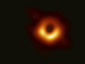 Prvá snímka čiernej diery je na svete, pripomína Sauronovo oko z Pána prsteňov
