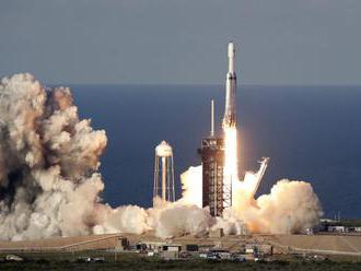 Video: Spoločnosť SpaceX na druhý pokus úspešne vypustila najnovšiu raketu Falcon Heavy