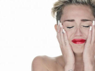 VIDEO: Miley Cyrus si střihla 