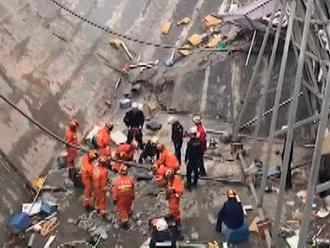 Video: Na juhu Číny sa zrútila budova, pri pátraní po obetiach pomáhajú aj cvičené psy