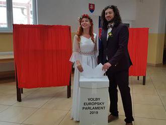 Foto: V Ľutine v eurovoľbách hlasovali aj ženích a nevesta vo svadobných šatách
