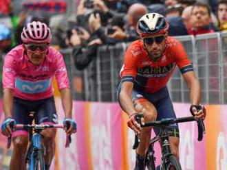 Chaves vyhrál etapu v Dolomitech, Carapaz drží růžový dres