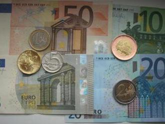 Koruna dnes k euru oslabila mírně, k dolaru klesla o šest haléřů
