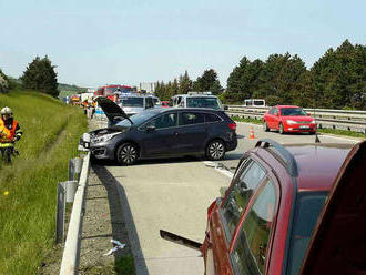 Nehoda čtyř osobních vozidel zaměstnala hasiče na dálnici D1 poblíž Rousínova