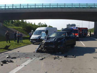 Dvě jednotky hasičů zasahují u dopravní nehody na dálnici D0 u sjezdu na Zlatníky ve směru na D5.…