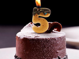 Ozdobte svoju narodeninovú tortu. Sviečka na tortu číslo 5.