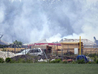 Pri požiari budovy píly v Šebastovciach zasahovalo 23 hasičov
