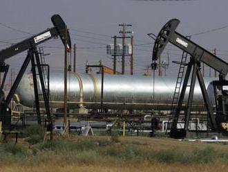 Ceny ropy pokračujú v poklese, americká WTI sa obchoduje okolo 56 USD