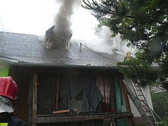 Požiar opusteného domu v Prievidzi hasilo 7 profesionálnych hasičov