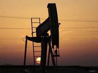 Vývoz ropy z Iránu klesá, skladujú stále viac ropy na súši aj na mori