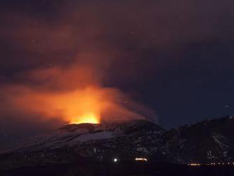 Etna je znova aktívna, vychrlila lávu a popol