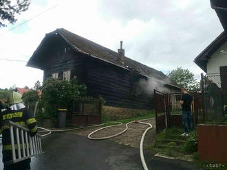 Požiar drevenice v Bitarovej si vyžiadal dve zranené osoby