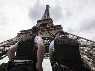 Muž, ktorý chcel skočiť z Eiffelovej veže, sa podrobí vyšetreniu