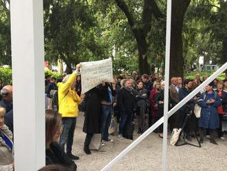 Ministr Staněk otevřel český pavilon v Benátkách, uviděl výzvu k rezignaci
