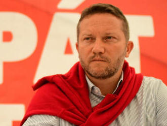 Hazaküldték átöltözni MSZP szavazóköri biztosát, mert piros inget viselt