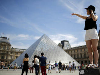 Louvre se dusí, stěžují si jeho zaměstnanci na nápor turistů. Jednu stávku již svolali, dalšími hroz