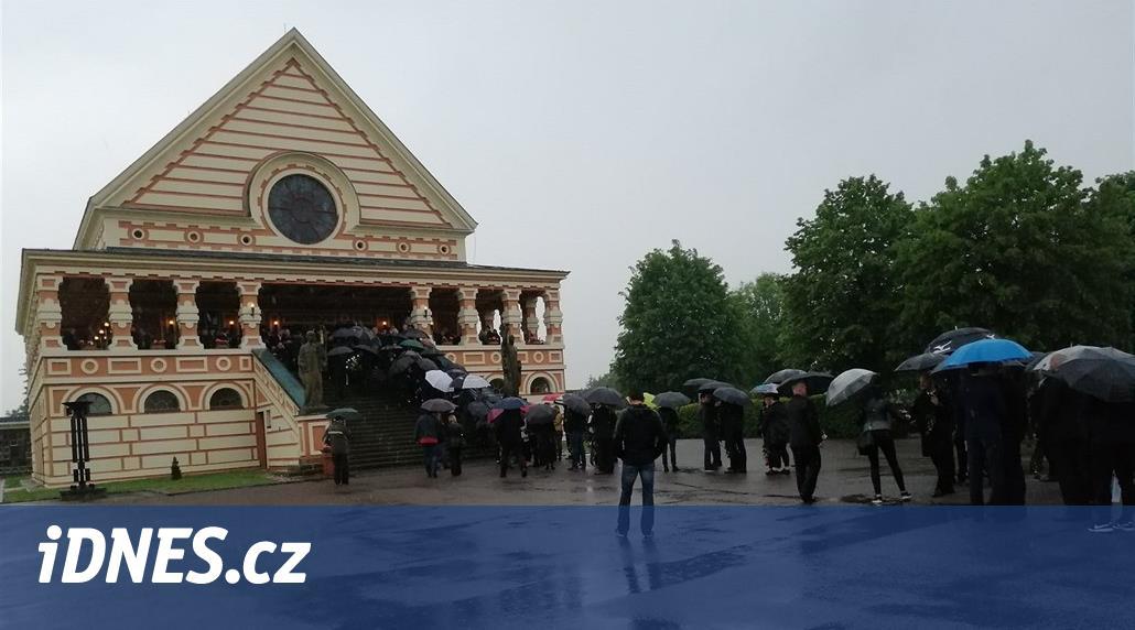 Desítky lidí se v pardubickém krematoriu loučily s Adamem Svobodou