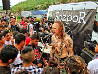 Dokument zachytáva turné kapely Rozpor v rómskych osadách. Pozrite sa na teaser