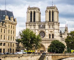 Politici rozhodli, jak bude opravená vyhořelá katedrála Notre-Dame