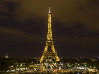 Hasiči zachránili muže, který šplhal po Eiffelově věži, údajně hrozil sebevraždou