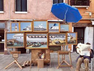 Banksy umístil v Benátkách malbu, vykázali ho policisté. Schovával se za krempu klobouku a noviny