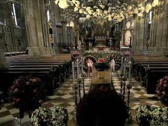 Loučení s legendou. Uctít památku Nikiho Laudy přišly do katedrály davy lidí