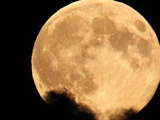 Měsíc a jeho dvě tváře: Srazil se s trpasličí planetkou, říká studie
