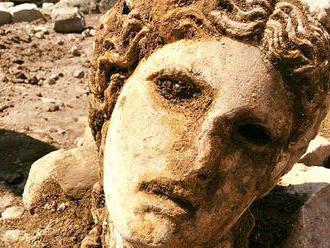 U Kolosea našli mramorovou hlavu boha Dionýsa. Byla součástí zdi