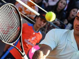 Federer fights back to reach Italian Open last eight