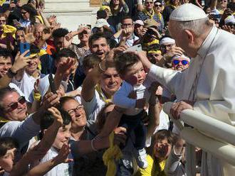 Kňazi a rehoľníci budú musieť podľa nových pravidiel pápeža hlásiť sexuálne zneužívanie