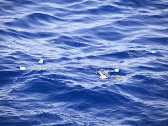 Vědci pátrají v mořích po plastech, které nejsou vidět