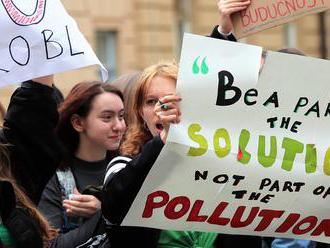 Stovka učitelů se přidala k požadavkům studentů k ochraně klimatu