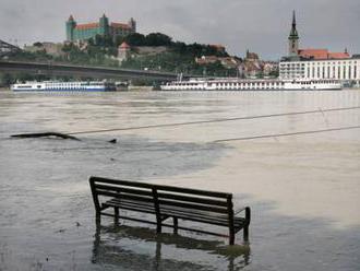 Hladina Dunaja v Bratislave stúpla o takmer 20 centimetrov, vo viacerých okresoch hrozia povodne