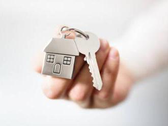 Predaj domov v USA sa zabrzdil, rastúce ceny majú možno väčší vplyv než pokles úrokov