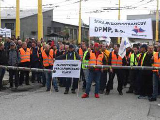 Stovky vodičov mestskej dopravy v Prešove sa zapojili do štrajku, mali píšťalky aj transparenty